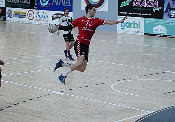 Ernesto López, jugador del UBU San Pablo Bm. Burgos, lanza a portería.