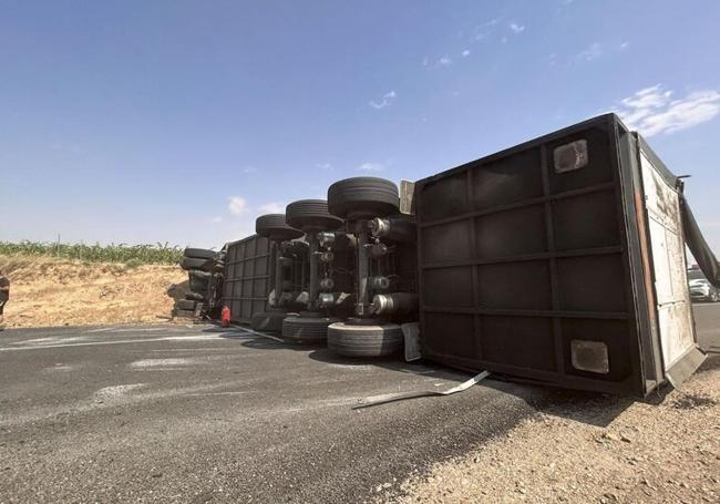 Camión orquesta atravesado en la N-122 tras un accidente en este verano.