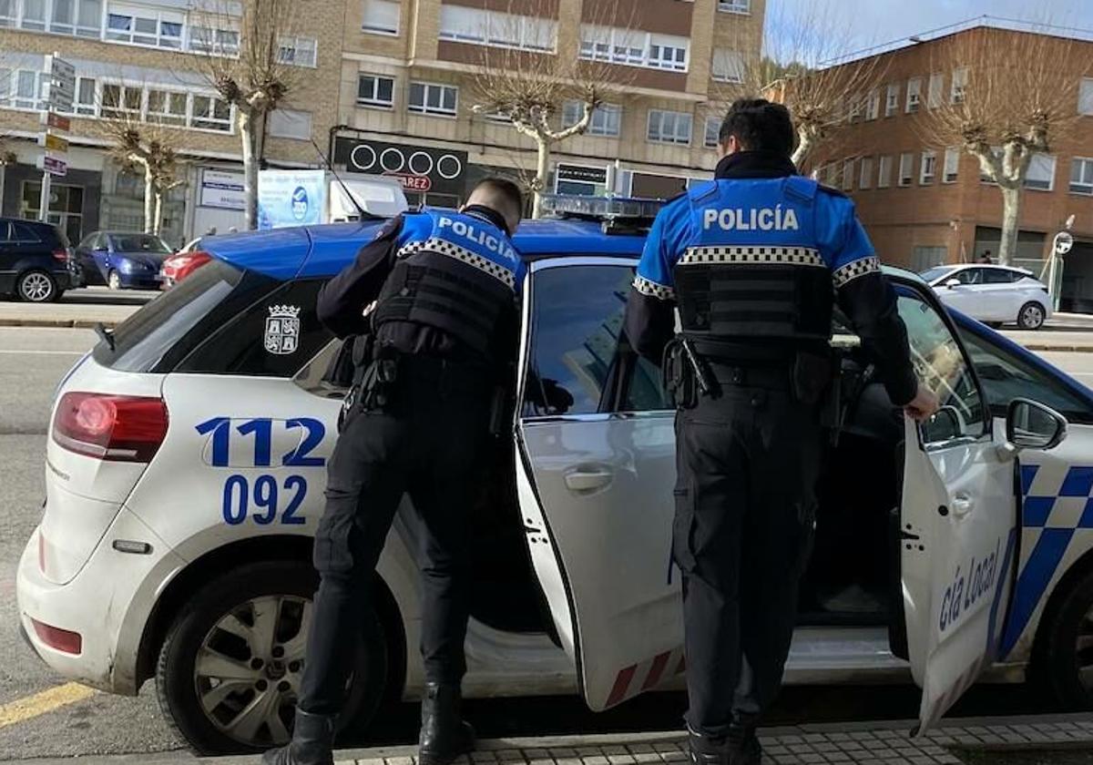 Imagen de archivo de dos agentes de la Policía Local de Burgos.