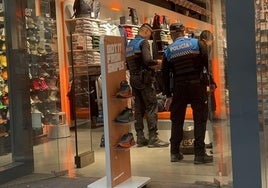 La Policía Local de Burgos encontró al presunto ladrón en otro comercio del centro.