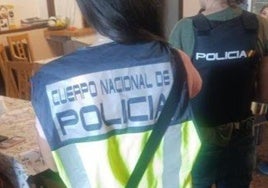 La Policía Nacional en la inspección de uno de estos locales de hostelería de Miranda.