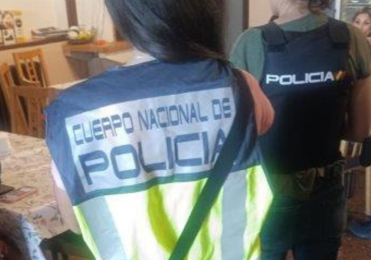 La Policía Nacional en la inspección de uno de estos locales de hostelería de Miranda.