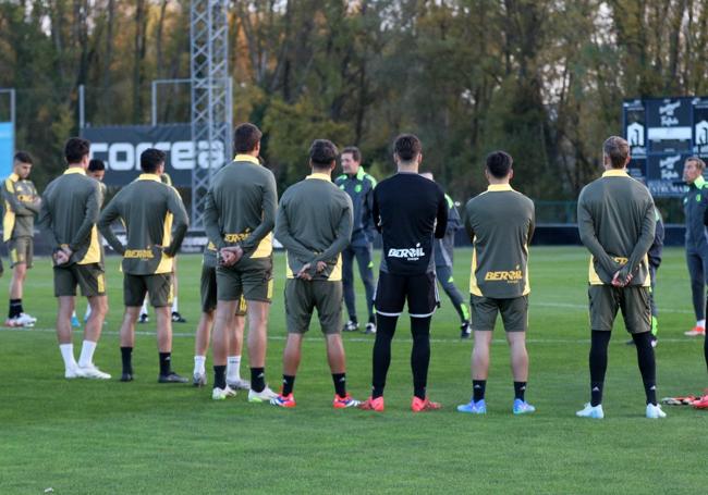 Ramis dirigiéndose a la plantilla durante el primer entrenamiento con el Burgos CF.