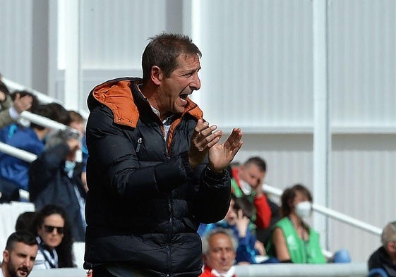 Ramis, dirigiendo al Tenerife en un partido en El Plantío.