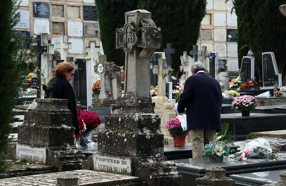 Burgos recuerda con flores a los que ya no están