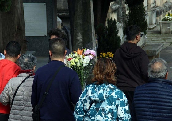 Flores para los seres queridos enterrados en el cementerio de Burgos