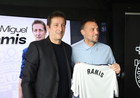 Luis Miguel Ramis en su presentación como nuevo entrenador del Burgos CF, junto a Michu