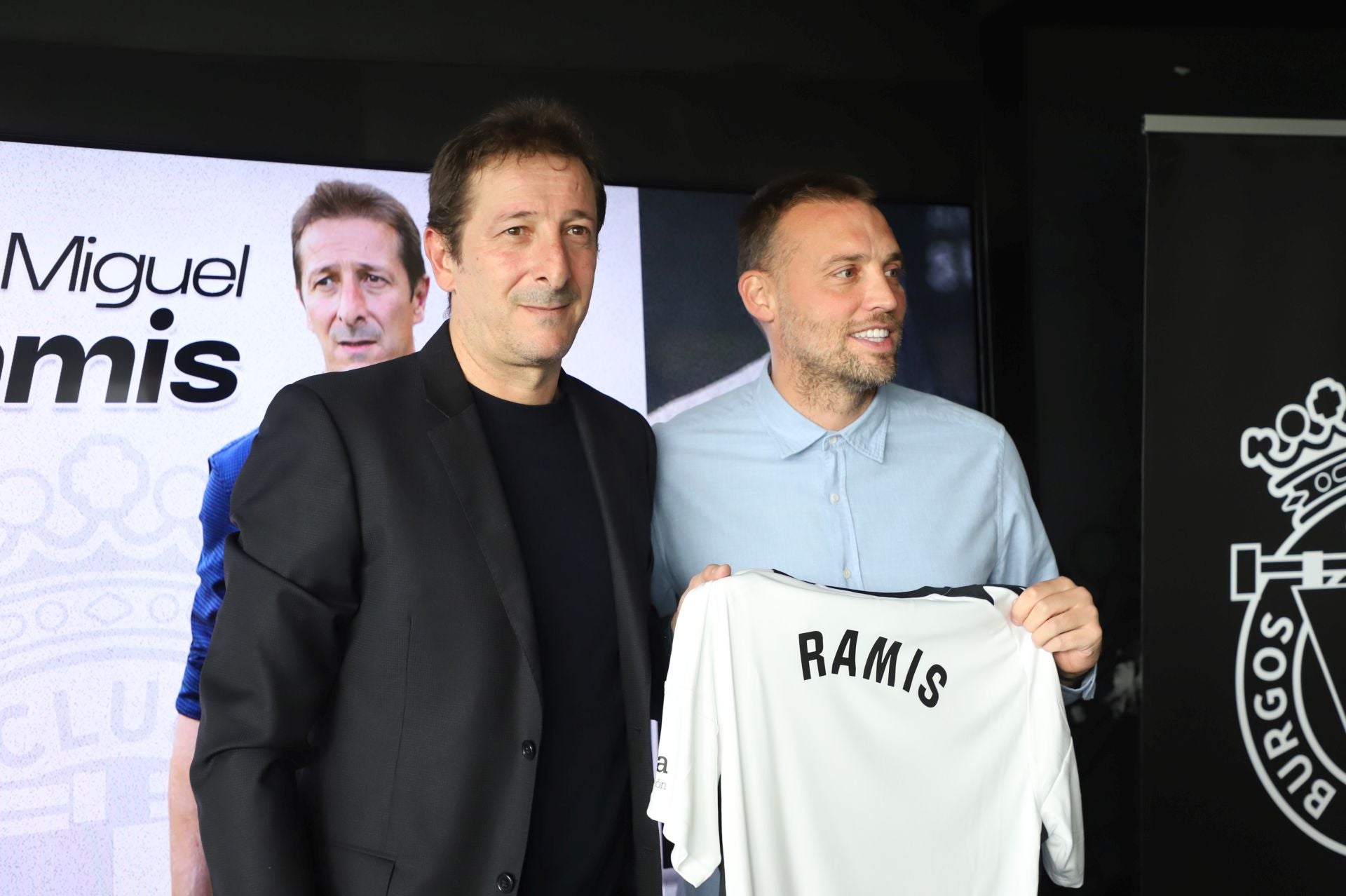 Luis Miguel Ramis en su presentación como nuevo entrenador del Burgos CF, junto a Michu