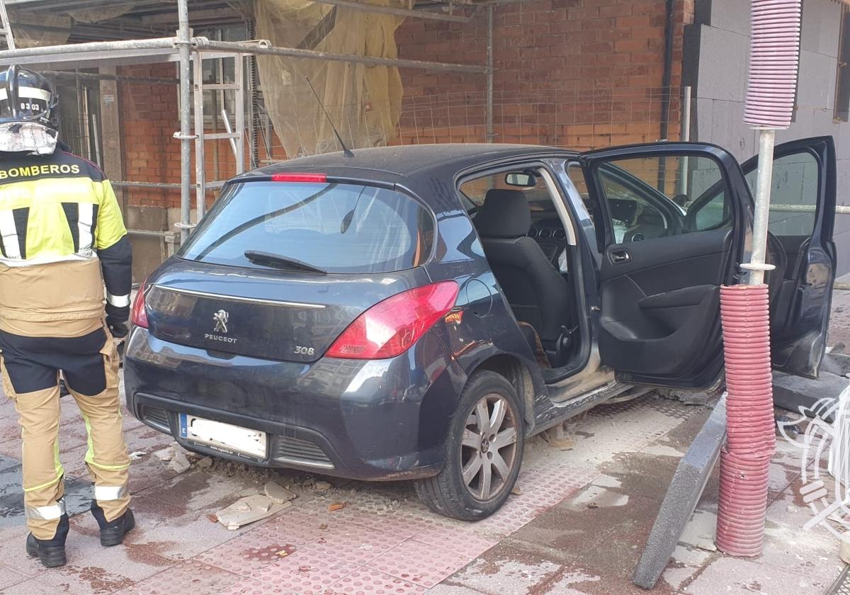 El coche empotrado contra el andamio tras el accidente.