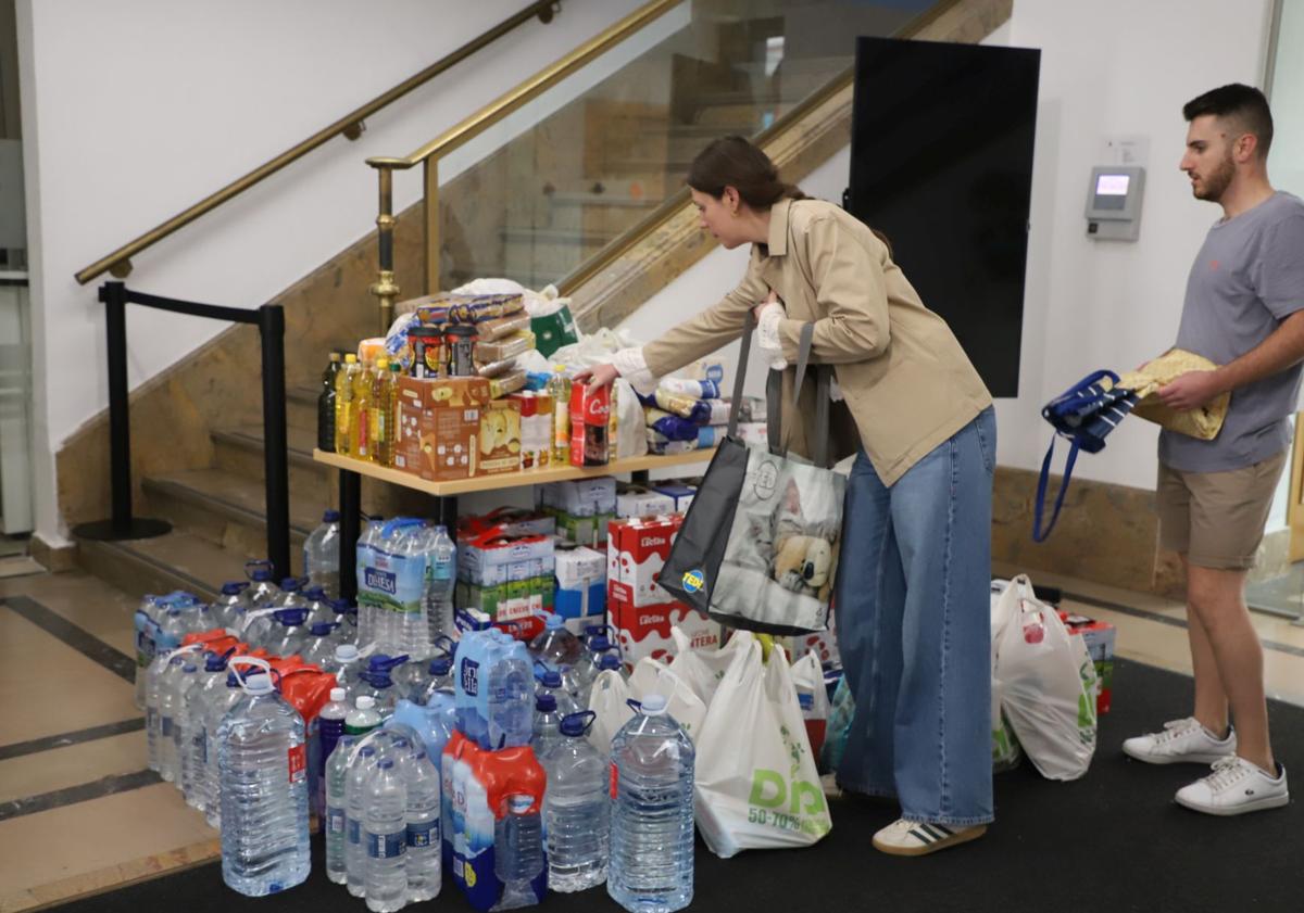 Imagen principal - Burgaleses entregan alimentos y material para Valencia. 