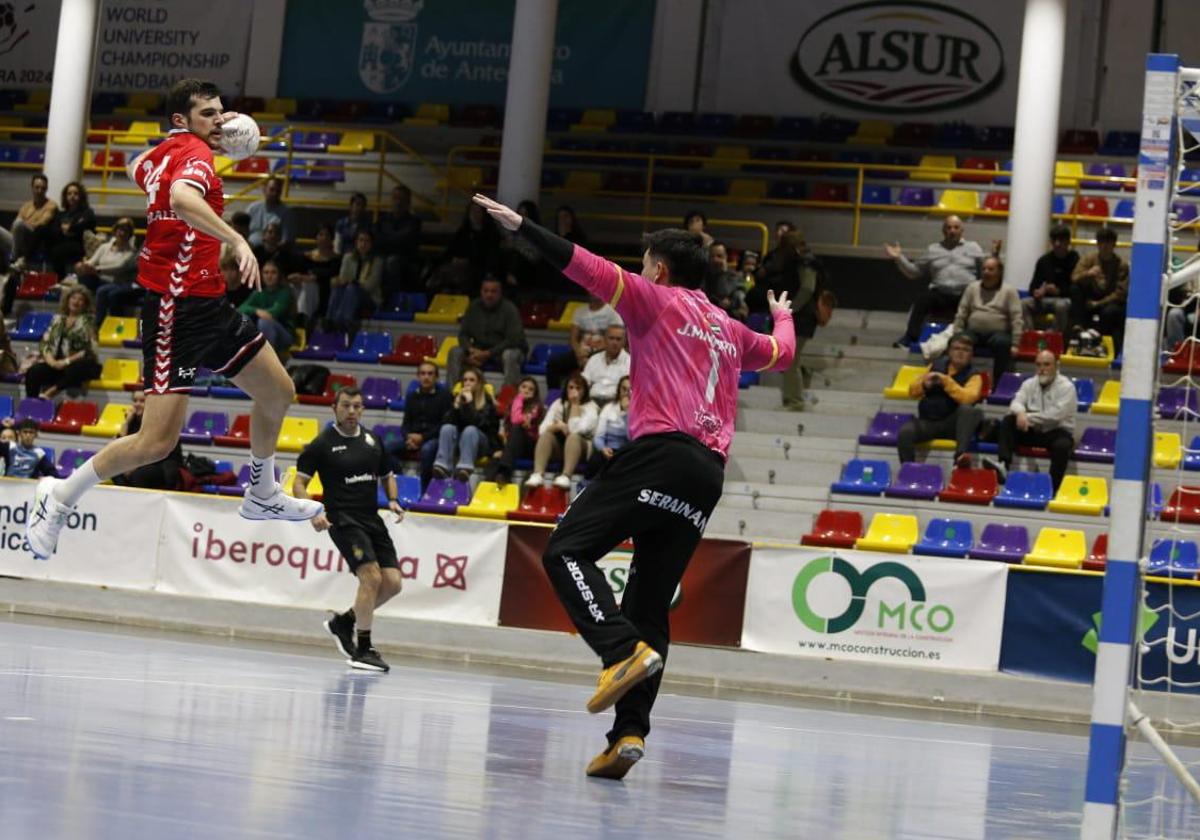 Jaime González lanzando a la portería del Dólmenes Antequera.