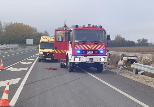 Los Bomberos y la ambulancia en el lugar del accidente.