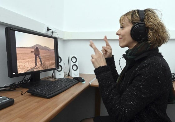 Conchita García, intérprete de signos en Aransbur.