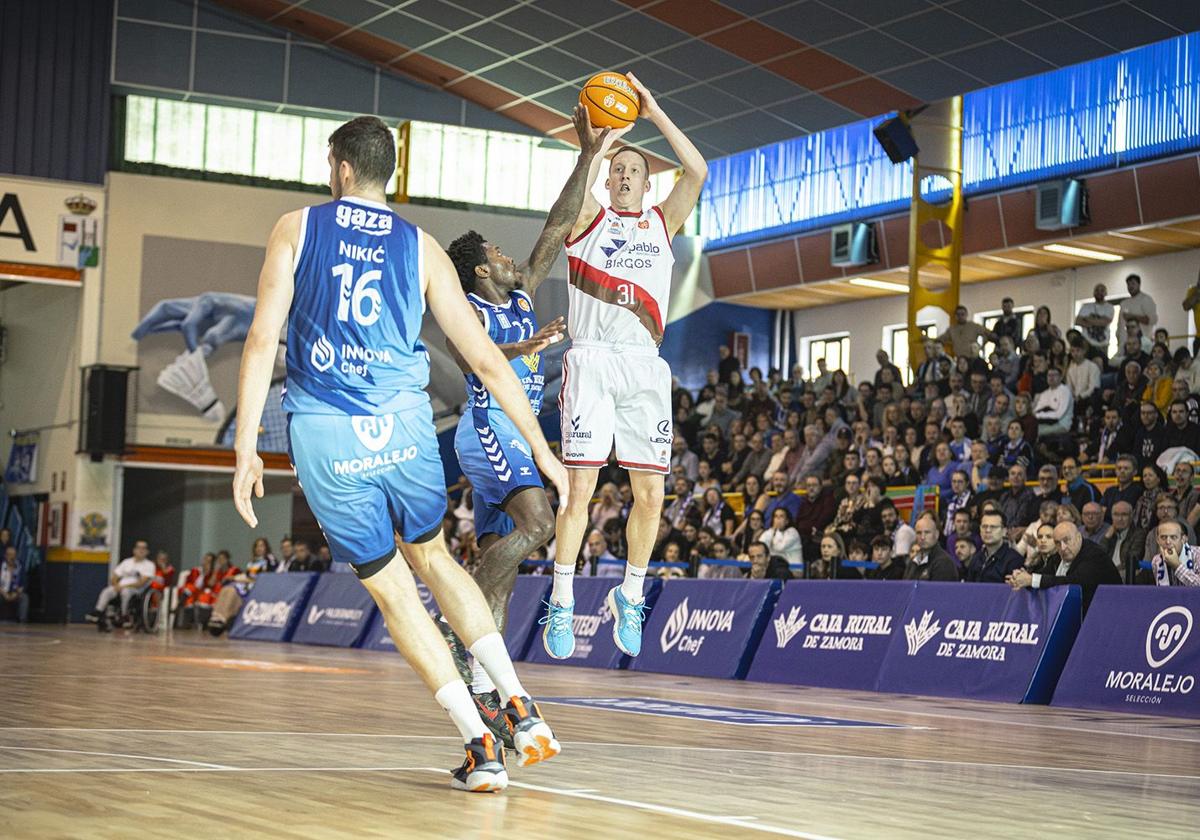 Jugadores del Caja Rural CB Zamora y del Silbö San Pablo Burgos