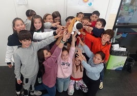 Los niños de la clase de 5º con Laika, la mascota que van a sortear.