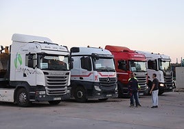 Camiones y maquinaria preparados para salir hacia Valencia desde Huerta de Rey,