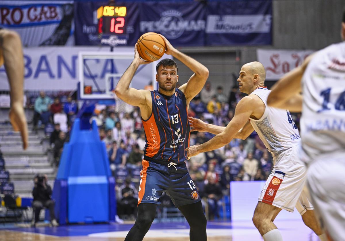 El Tizona no puede con Monbus Obradoiro en Santiago.