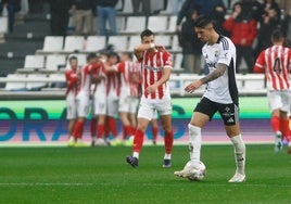 Los jugadores del Sporting celebran el gol mientras el Burgos CF se lamenta.