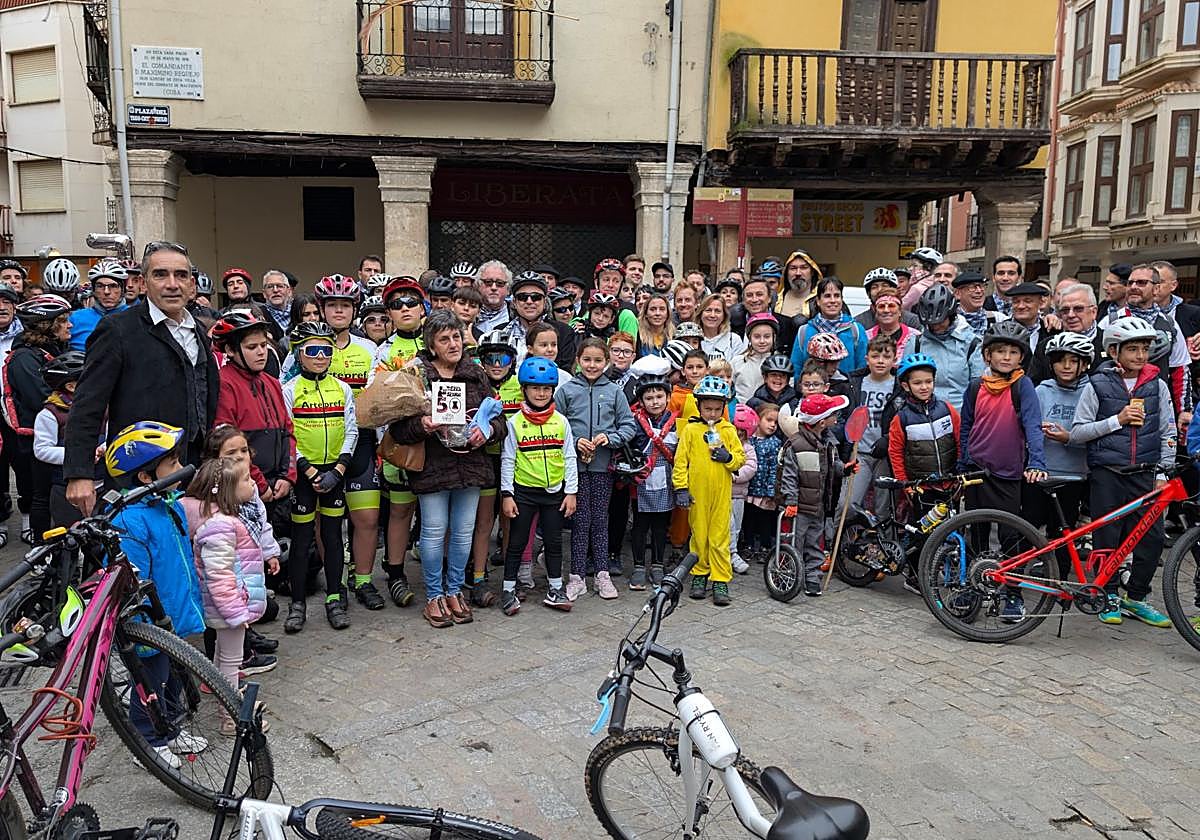 Foto de familia en la Fiesta de la Bicileta de Aranda.