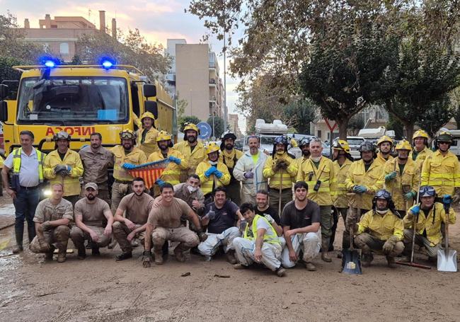 Algunos de los voluntarios del convoy junto a militares y el equipo andaluz de INFOCA.