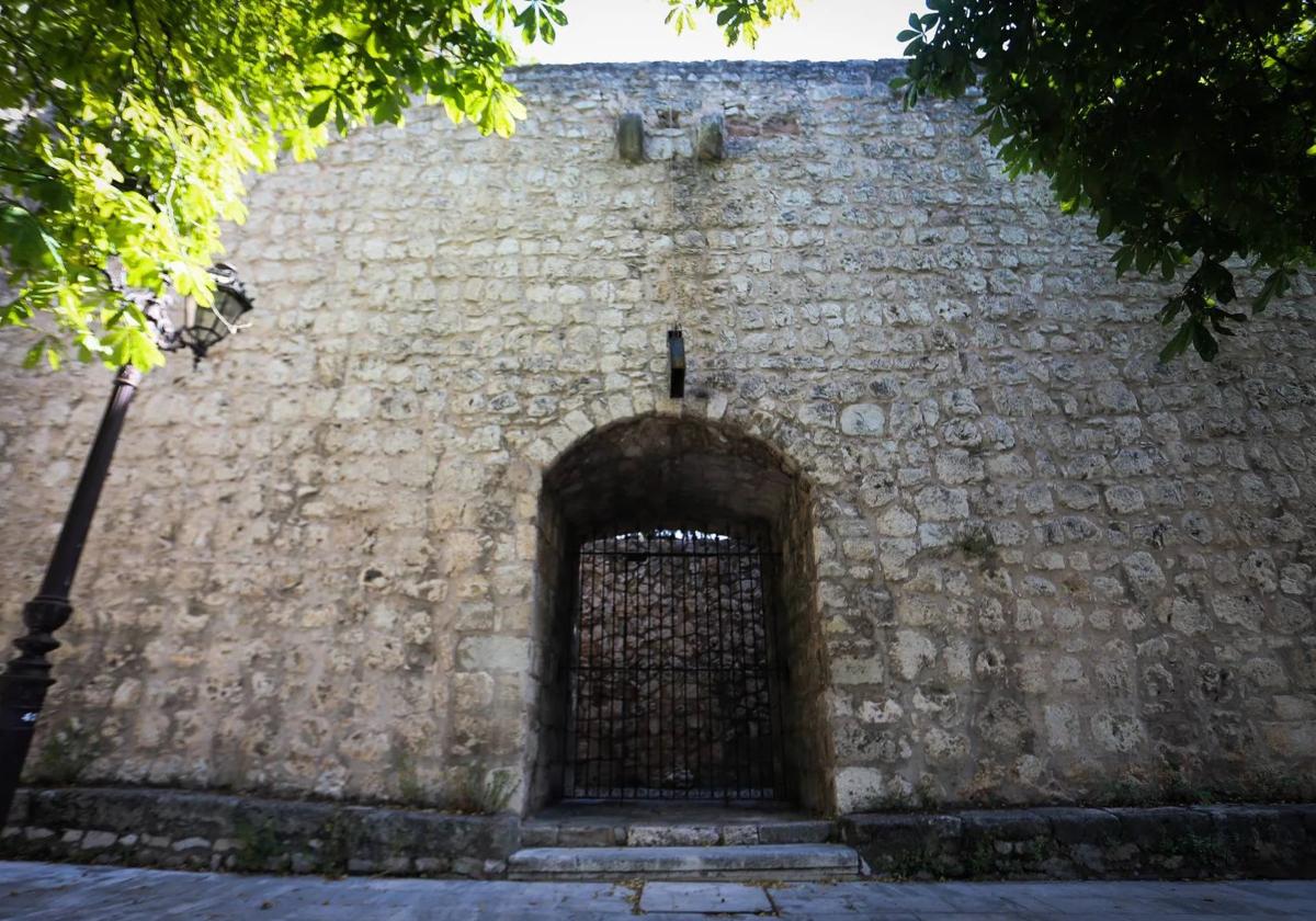 La antigua puerta de la Judería se localiza en el Paseo de los Cubos.