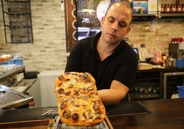 Alex, propietario de La Rima Fast Food Gourmet, con su pizza Alejandría