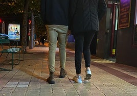 Una pareja venezolana camina por Burgos.
