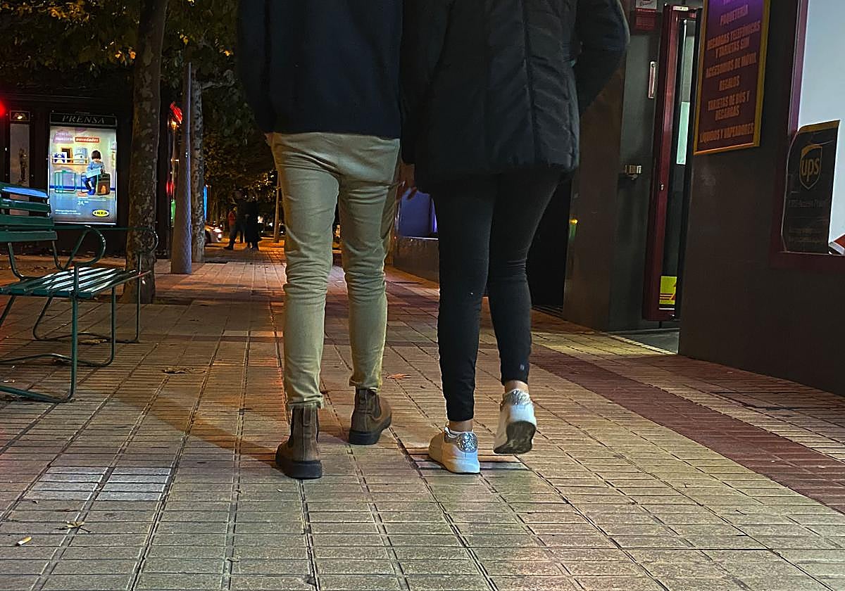 Una pareja venezolana camina por Burgos.