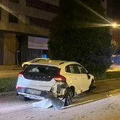 Herido al chocar con su coche en una rotonda de Burgos mientras conducía borracho