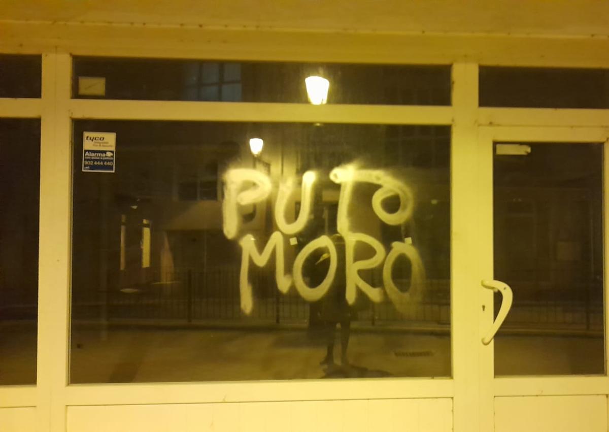 Imagen secundaria 1 - Las ONG que trabajan con migrantes en Burgos amanecen con pintadas racistas