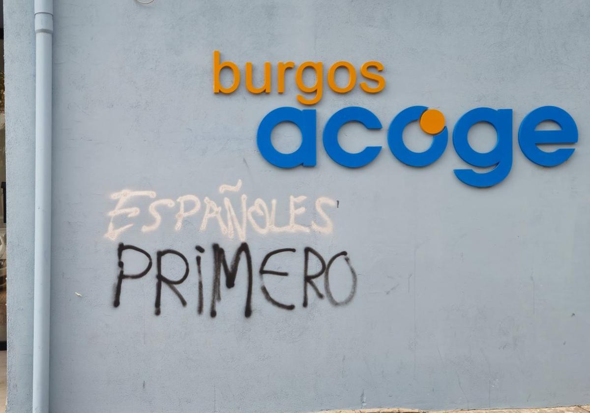 Pintada con la que ha amanecido Burgos Acoge.