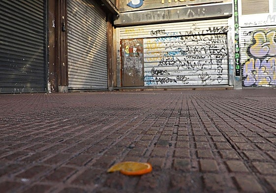 Suciedad en Las Bernardas, en Burgos, un martes.