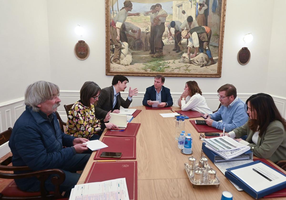 Reunión para analizar los proyectos vigentes y futuros del yacimiento romano de Clunia.