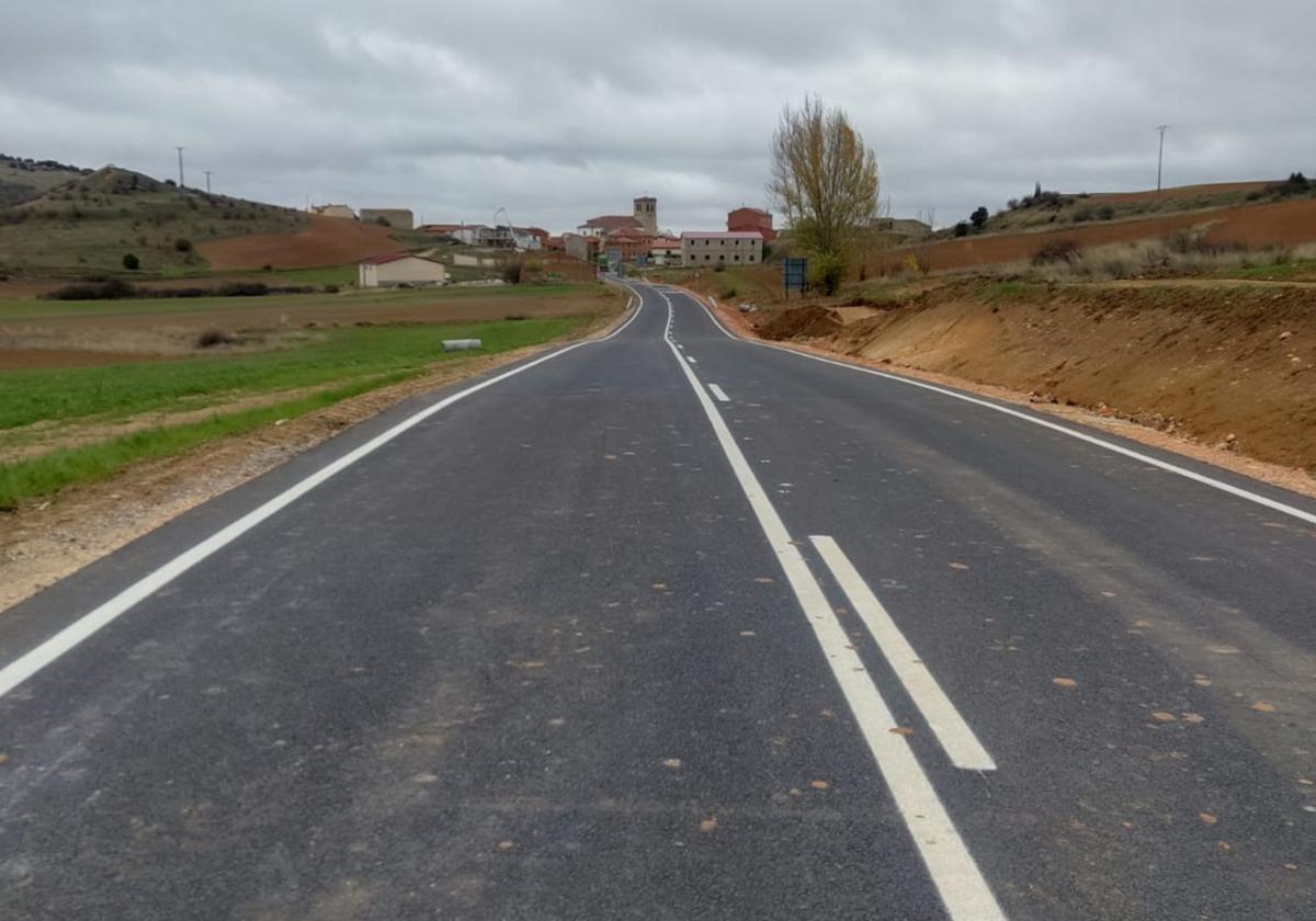 La carretera entre Huerta de Rey y Araúzo de Miel tras las obras.