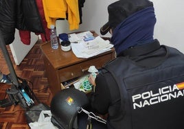 Registro de la vivienda de la mujer detenida donde se encontró droga.