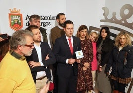 Daniel de la Rosa, junto a los concejales del PSOE en el Ayuntamiento de Burgos.