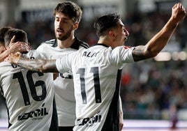 Los jugadores del Burgos celebran el gol de la victoria.