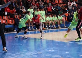 Javier Rodríguez Moya junto a los jugadores del Barça Atlètic