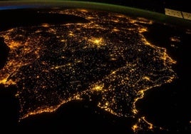 La contaminación lumínica de España es visible desde el espacio.