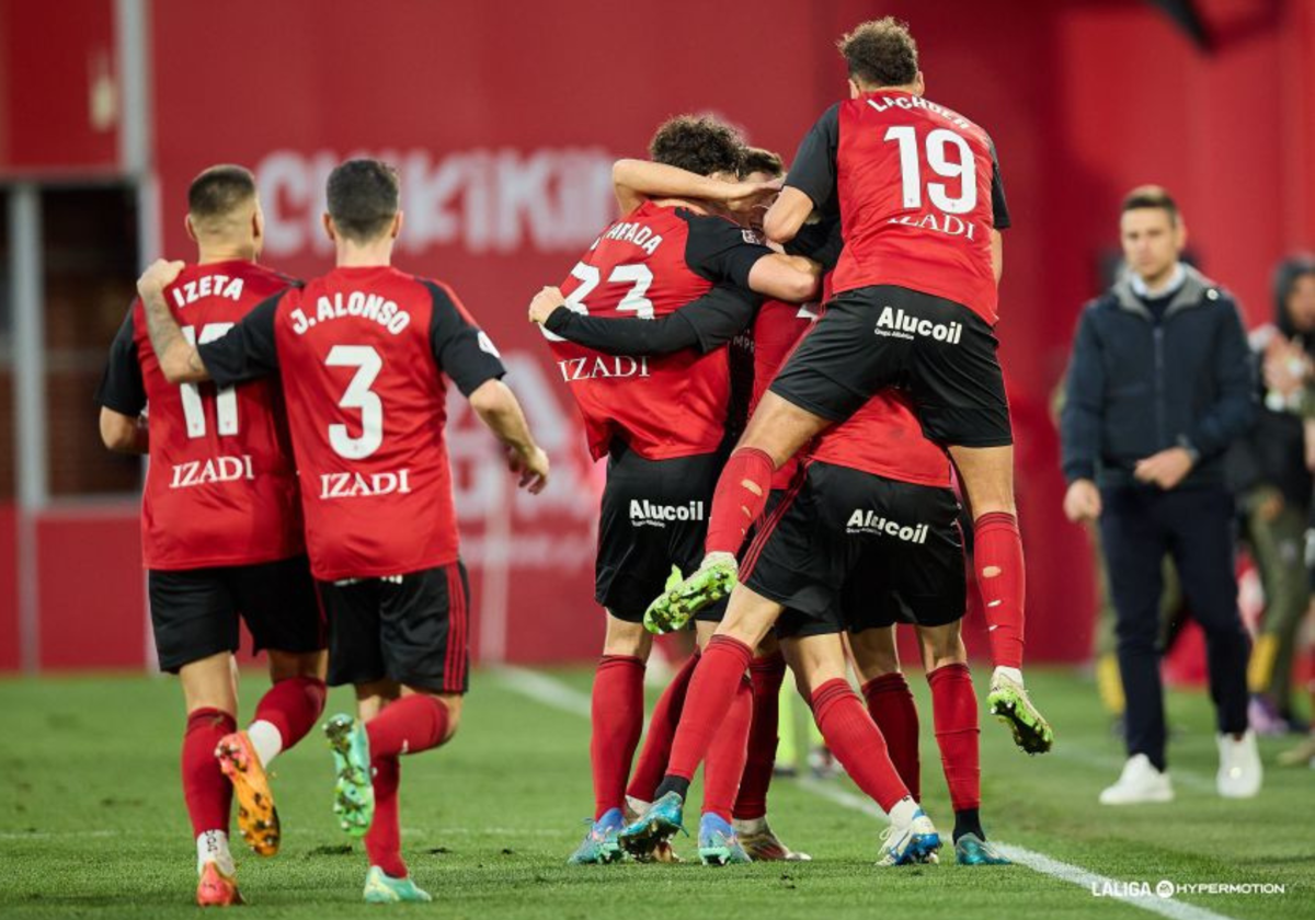 Jugadores del Mirandés celebrando el gol del encuentro