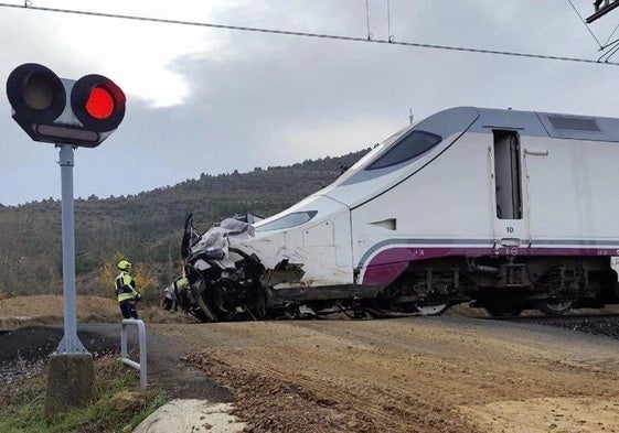 Vehículo arrollado por un tren en Palencia.