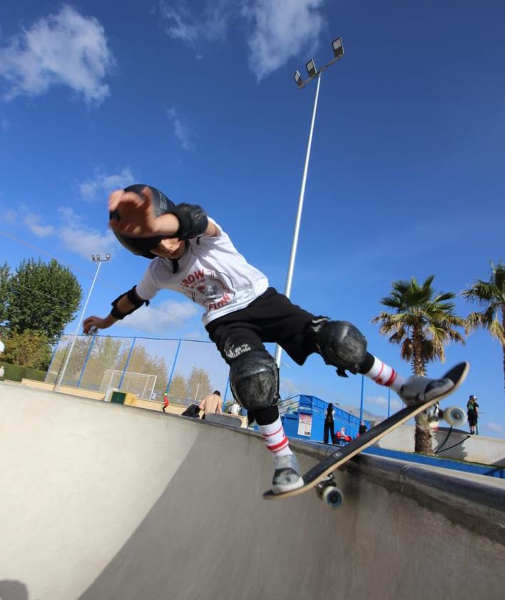 Imagen secundaria 2 - El burgalés Alan Sardiña en el skatepark de la La Nucía.