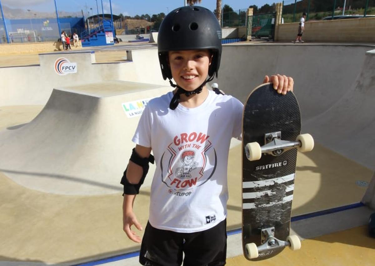 Imagen secundaria 1 - El burgalés Alan Sardiña en el skatepark de la La Nucía.