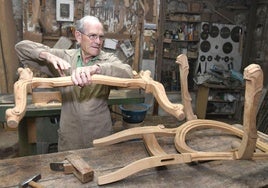 El fallecido Uti trabajando con la madera en su taller.