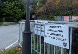 Vallas con información de corte de carreteras.