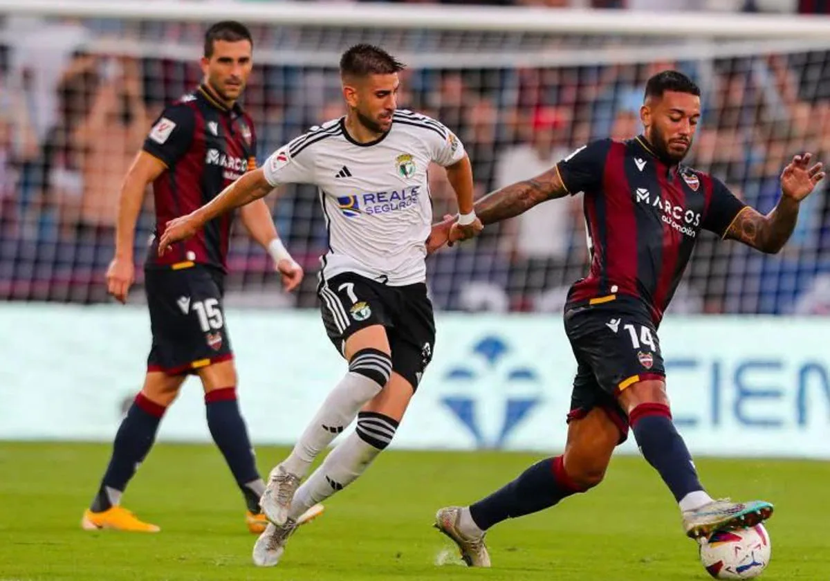 Dani Ojeda persigue a Rubén Vezo en el partido de la pasada temporada.