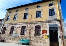 Exterior del centro municipal de barrio de Villatoro donde se instalará el ascensor.