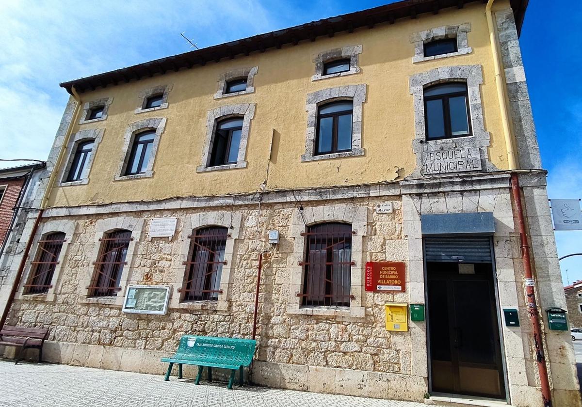 Exterior del centro municipal de barrio de Villatoro donde se instalará el ascensor.