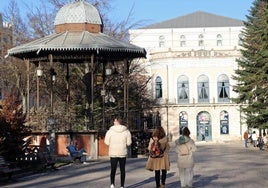 Varias personas caminan por el centro de Burgos en un día soleado.