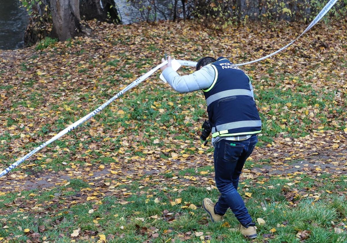 La Policía Nacional prosigue la investigación en la zona del río.